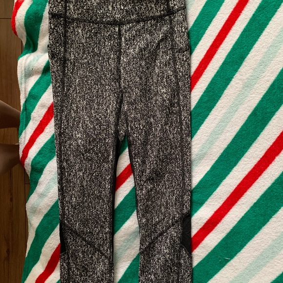 Lululemon crops - Picture 2 of 3